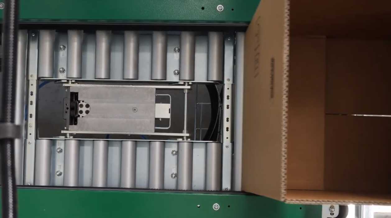 Zszywanie klap dolnych za pomocą zszywek metalowych na GEM B670 Staplers